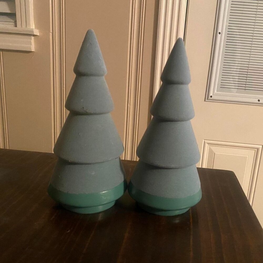 2 light green christmas 🎄 tree decor pieces